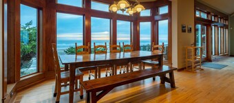 Orca Manor, Oceanfront, NEW SAUNA! Beach Access, WiFi, Hot Tub, BBQ