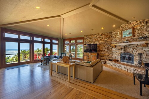 Orca Manor, Oceanfront, NEW SAUNA! Beach Access, WiFi, Hot Tub, BBQ