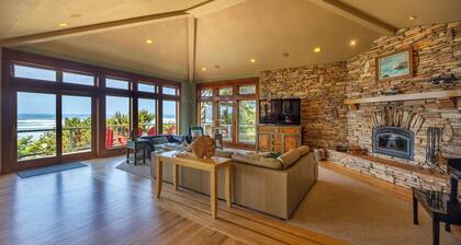 Orca Manor, Oceanfront, NEW SAUNA! Beach Access, WiFi, Hot Tub, BBQ