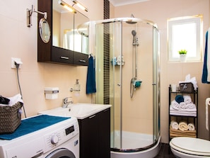Shower, hair dryer, towels