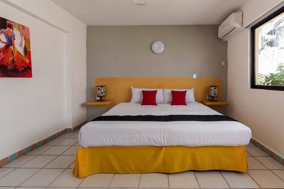 Iron/ironing board, bed sheets