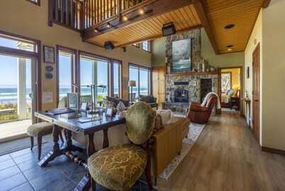 Vanishing Sands, Sleeps 4, Pet Friendly, Hot Tub, Oceanfront, Beach Access, WiFi, BBQ