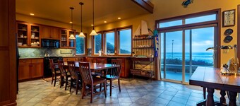 Vanishing Sands, Sleeps 4, Pet Friendly, Hot Tub, Oceanfront, Beach Access, WiFi, BBQ