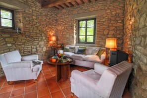 Living room - Tranquil Farmhouse near Center in Umbertide with Garden (Umbertide)