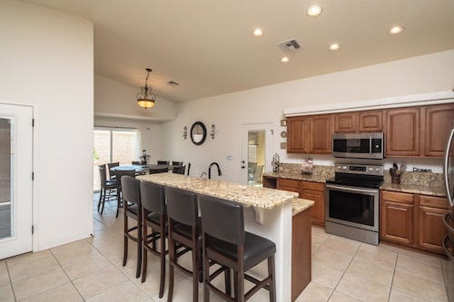 Ultimate Sunridge Estates Large Family Getaway! 6 Minutes to Lake Mohave!