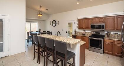 Ultimate Sunridge Estates Large Family Getaway! 6 Minutes to Lake Mohave!