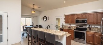 Ultimate Sunridge Estates Large Family Getaway! 6 Minutes to Lake Mohave!