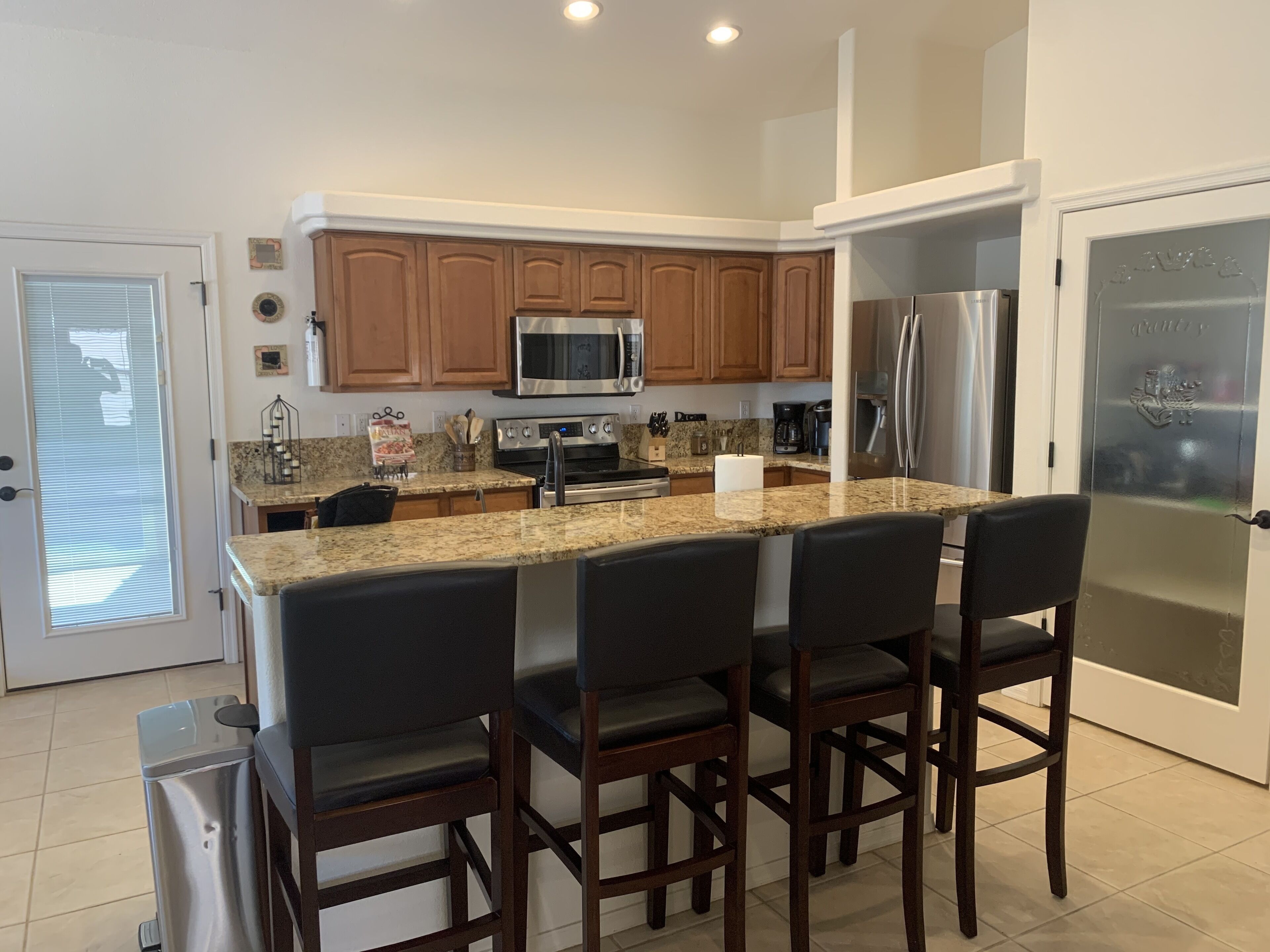 Jääkaappi, mikroaaltouuni, uuni, liesi