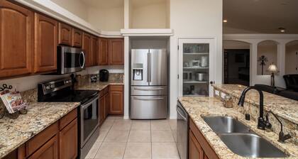 Ultimate Sunridge Estates Large Family Getaway! 6 Minutes to Lake Mohave!