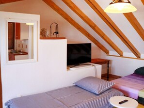 1 bedroom, bed sheets - Apartment in Okrug Donji (Okrug)