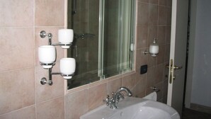 Ferienhaus | Badezimmer | Dusche, Handtücher