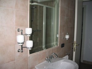 House | Bathroom | Shower, towels - Enchanting Castle in Rosello With Swimming Pool (Rosello)