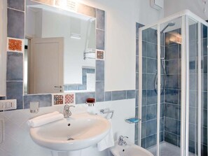 House | Bathroom | Shower, towels - Inviting Apartment With Shared Pool Just 150 Meters From the Sea! (Vibonati)