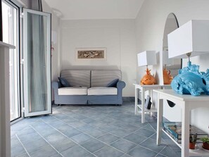 House | Living room - Inviting Apartment With Shared Pool Just 150 Meters From the Sea! (Vibonati)