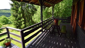 A wooden deck with a railing, a table, and a bench. - Pretty Cottage Ardennes near Valley of Lesse & Semois (Gedinne)