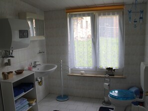 Apartment | Bathroom - Apartment in Kröpelin With Fenced Garden, Barbecue, Terrace (Kroepelin)