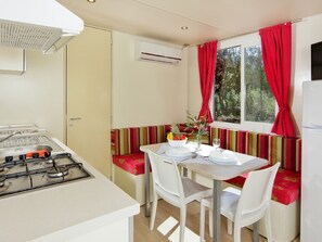 Living room - Cozy Holiday Home in Poljana With Sea Nearby (Mali Losinj)
