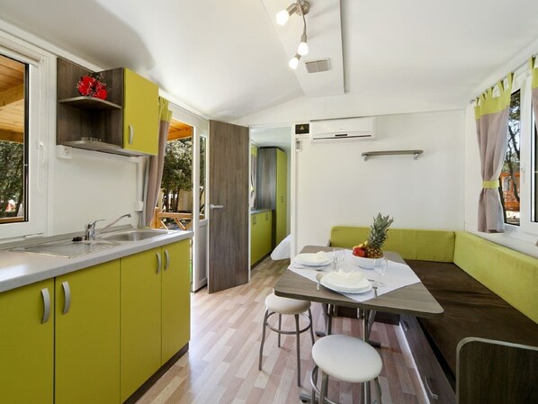 Living room - Cozy Holiday Home in Poljana With Sea Nearby (Mali Losinj)