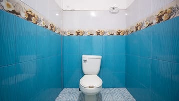 Quarto standard, 2 camas de casal | Banheiro | Chuveiro, produtos de toalete grátis, toalhas de banho, sabonete