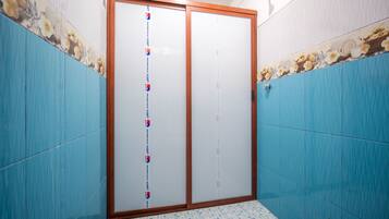 Standardrum - 2 dubbelsängar | Badrum | Dusch, gratis toalettartiklar, handdukar och tvål