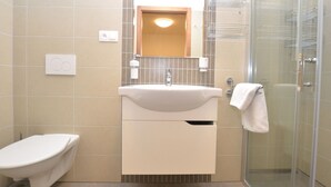 Appartement | Badkamer | Een douche, handdoeken