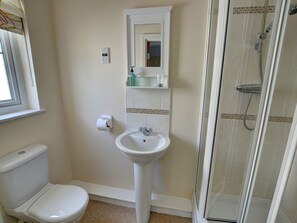 House | Bathroom | Shower, towels - Tranquil Holiday Home in Swansea near Mountains (Swansea)
