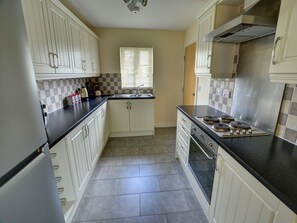 House | Private kitchen - Tranquil Holiday Home in Swansea near Mountains (Swansea)