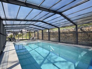 Vila | Piscina | Piscina interna, piscina externa