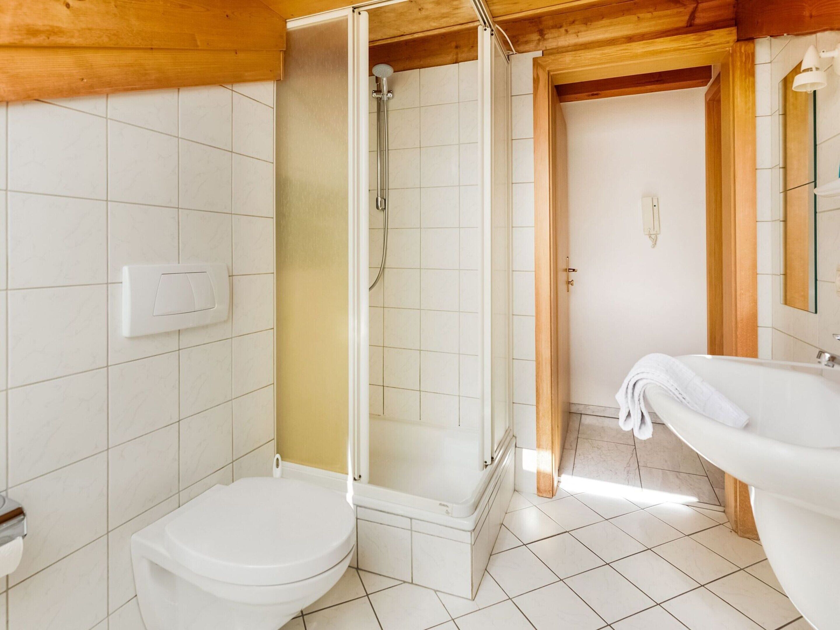 Un baño con inodoro, ducha y bañera.