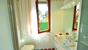 Villa | Bathroom - Modern Villa in Massa With Private Garden (Massa)