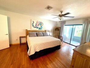 4 bedrooms, iron/ironing board, free WiFi, bed sheets - Escape the cold weather, enjoy the pool, blue skies, & sunny beaches sleeps 10  (Wellington)