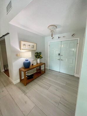 Interior - Escape the cold weather, enjoy the pool, blue skies, & sunny beaches sleeps 10 (Wellington)