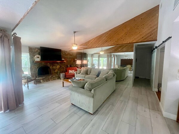 Smart TV, video games - Escape the cold weather, enjoy the pool, blue skies, & sunny beaches sleeps 10 (Wellington)