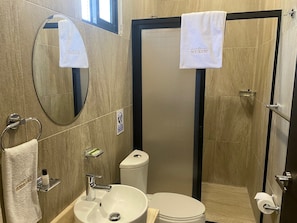 Ducha, artículos de tocador gratuitos, toallas