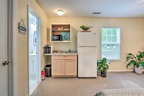 Fridge, microwave, coffee/tea maker - Cozy Studio with Yard, 6 Miles to Dwtn Beaufort! (Beaufort)