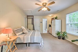 Internet, bed sheets - Cozy Studio with Yard, 6 Miles to Dwtn Beaufort! (Beaufort)