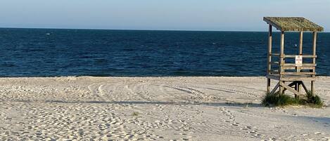 Una spiaggia nelle vicinanze, lettini da mare