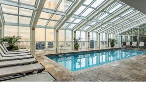 Alberca techada y alberca al aire libre