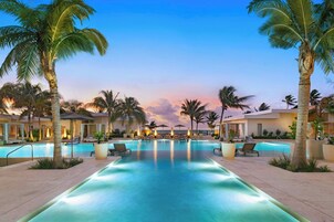 3 piscinas al aire libre, camas de piscina con cargo, sombrillas