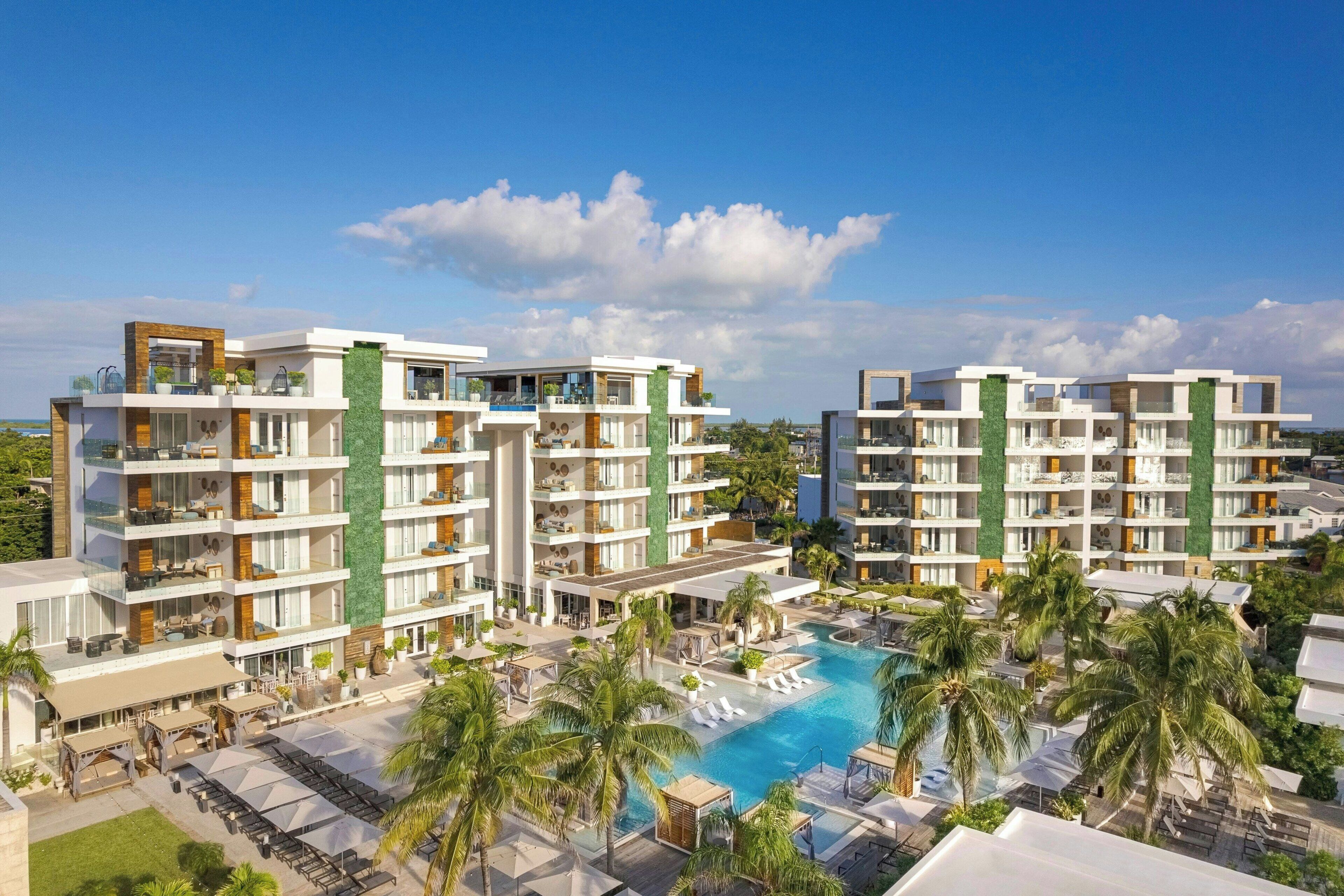 3 piscinas al aire libre, camas de piscina con cargo, sombrillas
