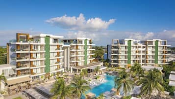 3 piscinas al aire libre, camas de piscina con cargo, sombrillas