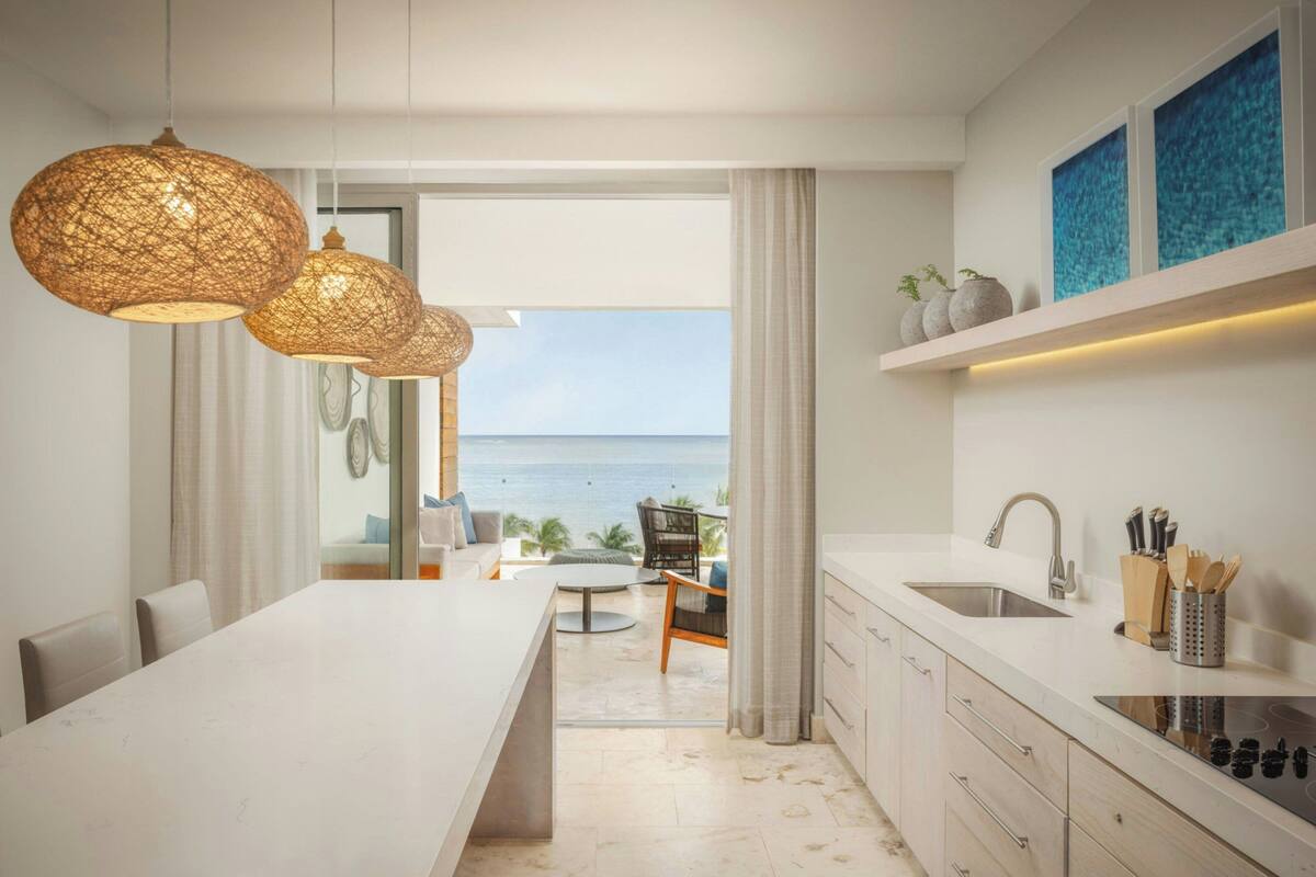 Suite, 1 Bedroom, Balcony, Ocean View (Vista) | Egyptian cotton sheets, premium bedding, pillowtop beds, in-room safe
