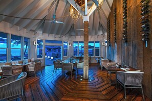 6 restaurantes; se sirven cenas y cocina internacional