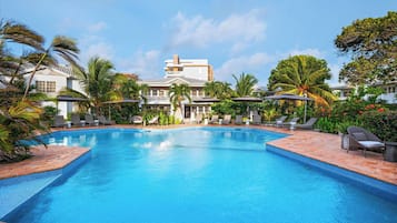 3 ulkouima-allasta avoinna 8.00–20.00, maksullisia cabañoita