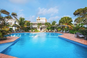 3 piscinas al aire libre, camas de piscina con cargo, sombrillas
