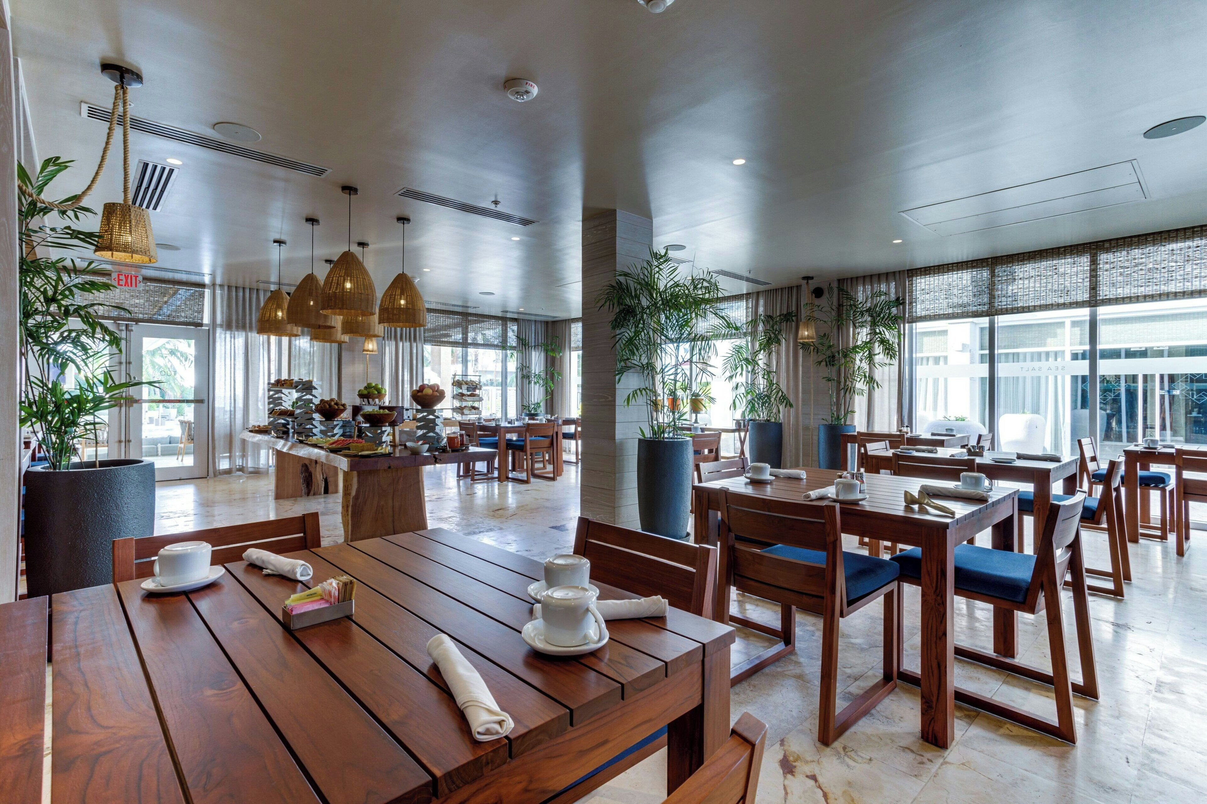 6 restaurants, dinner served, international cuisine