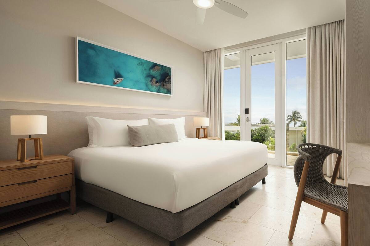 Studio, 1 King Bed, Resort View  (View) | Egyptian cotton sheets, premium bedding, pillowtop beds, in-room safe