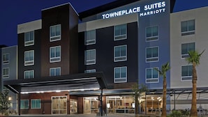 Edificio de Towneplace Suites Marriott con dise ño moderno, que cuenta con un acceso cubierto y varios pisos con ventanas.