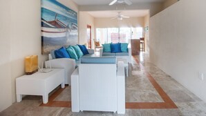 Lobby sitting area - Hotel Rojo Manglar (Acapulco)