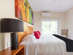 Habitación Deluxe, vista al jardín | Tabla de planchar con plancha, wifi gratis y ropa de cama 